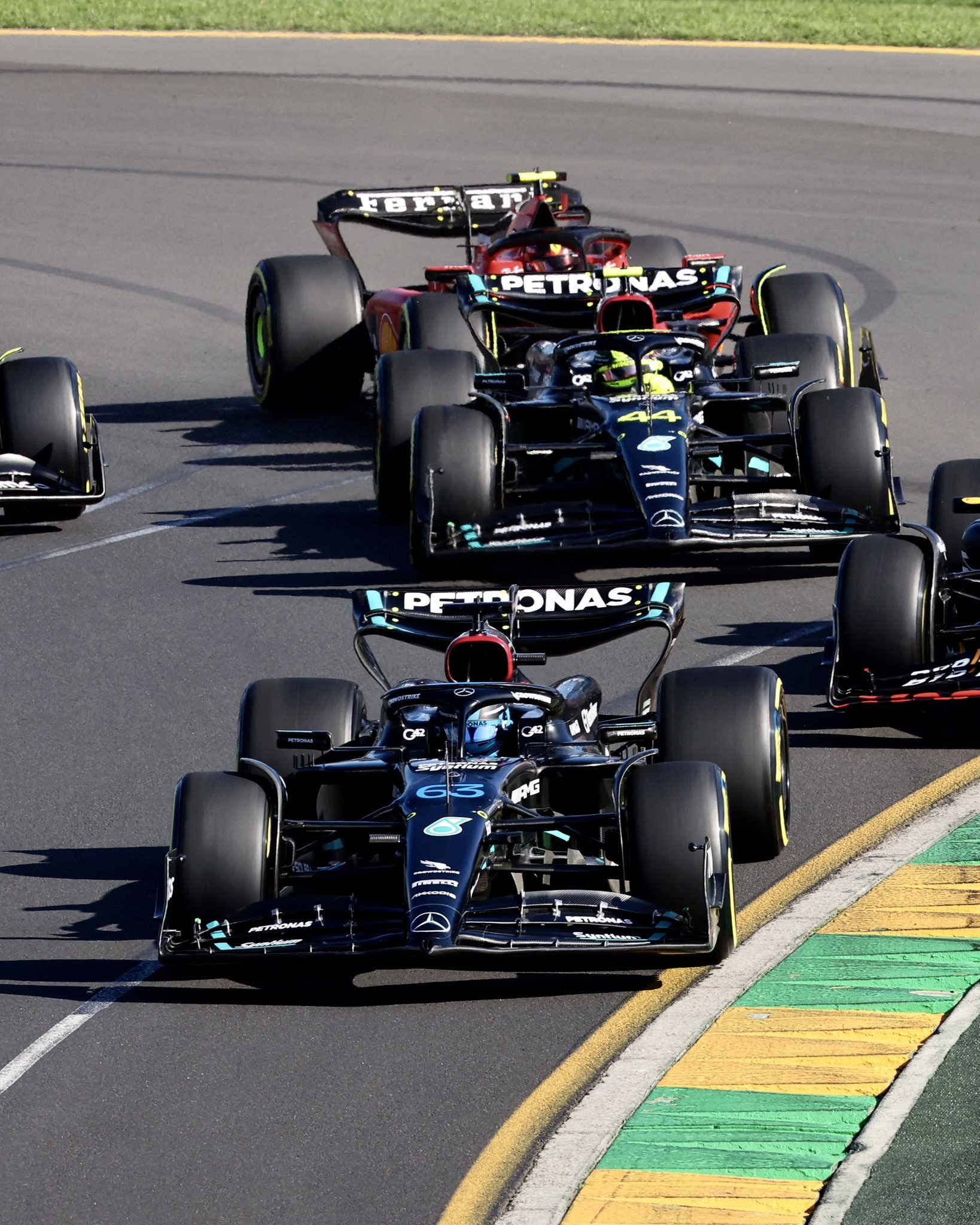 Russell, liderando en Australia por delante de Verstappen y Hamilton, en el GP de Australia.