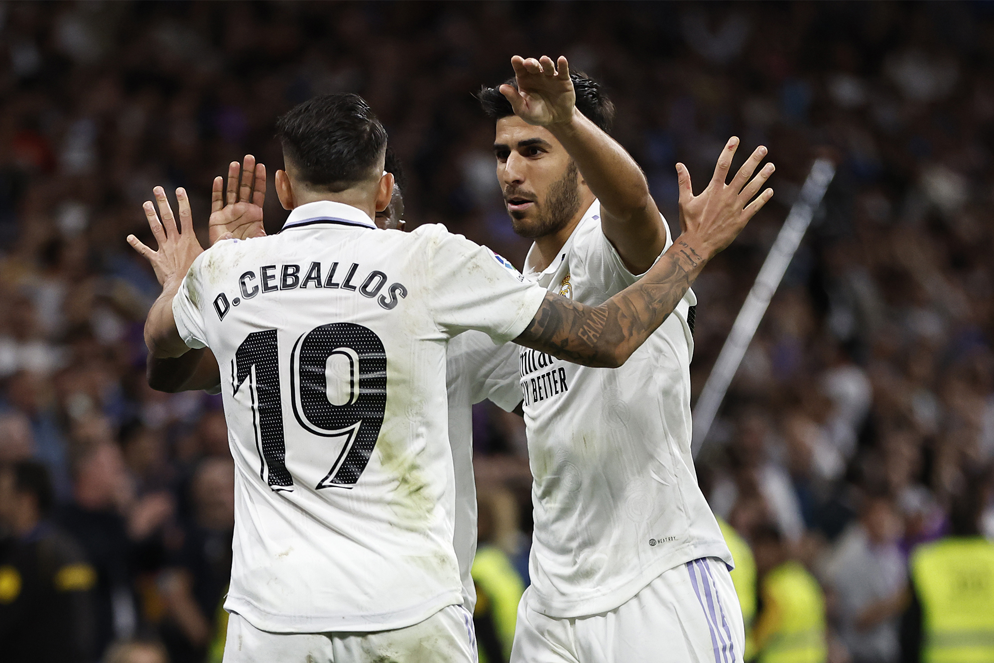 Asensio y Ceballos celebran el primer gol del Real Madrid anoche ante el Celta.