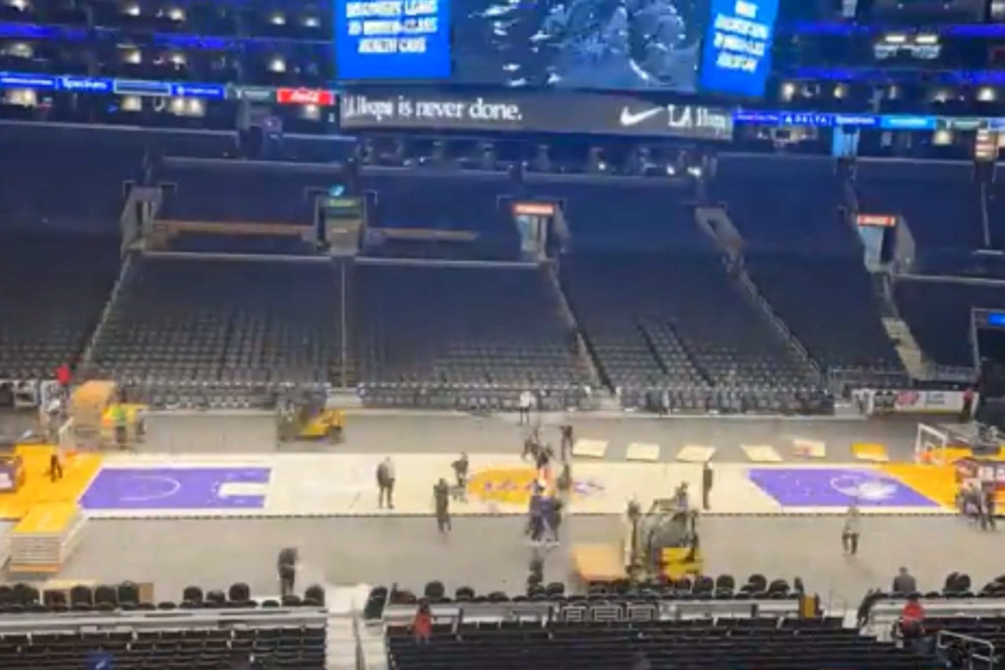 ¡Espectacular!: así se cambia de un partido de los Clippers a uno de los Lakers