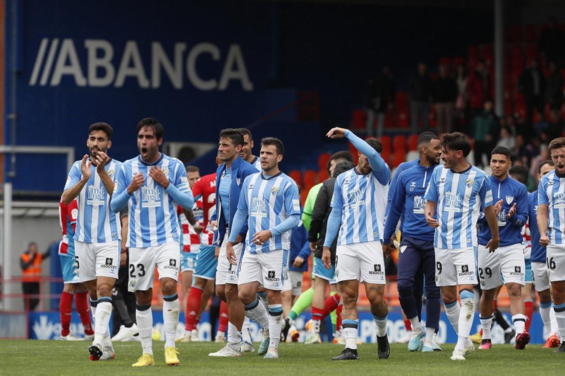 Los jugadores del Málaga celebran la victoria sobre el Lugo en el Anxo Carro.