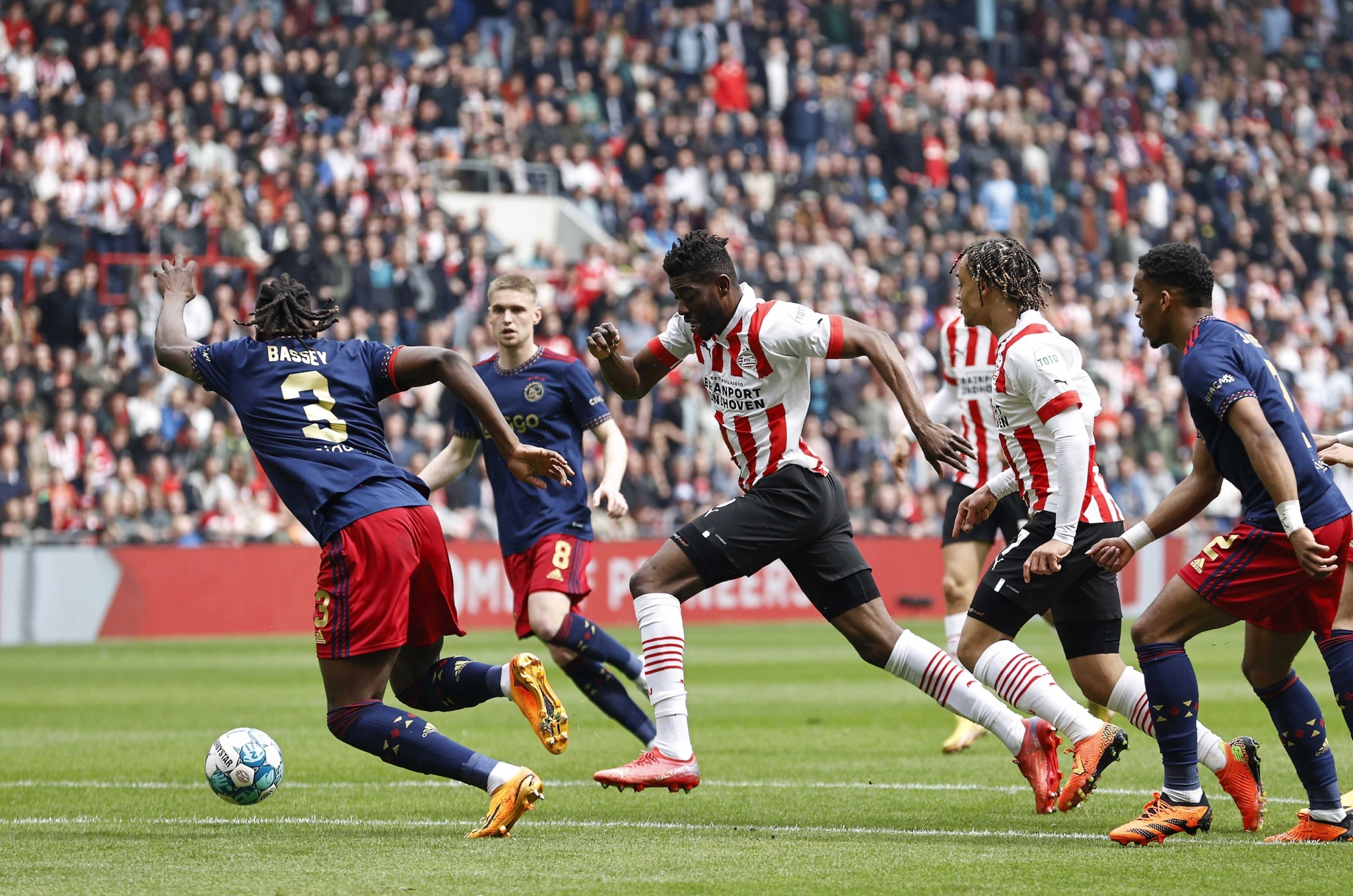 Un lance del partido entre PSV y Ajax