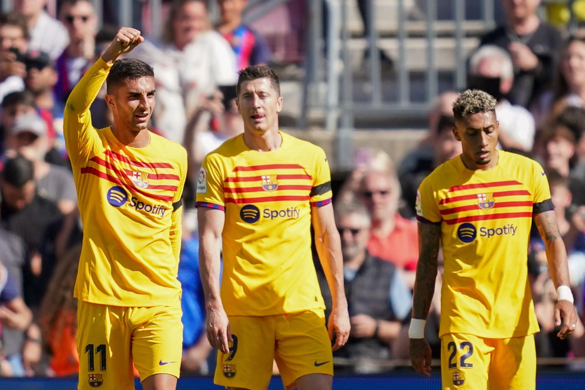 Ferran Torres celebra con Lewandowski y Raphinha el gol que dio el triunfo al Barcelona.