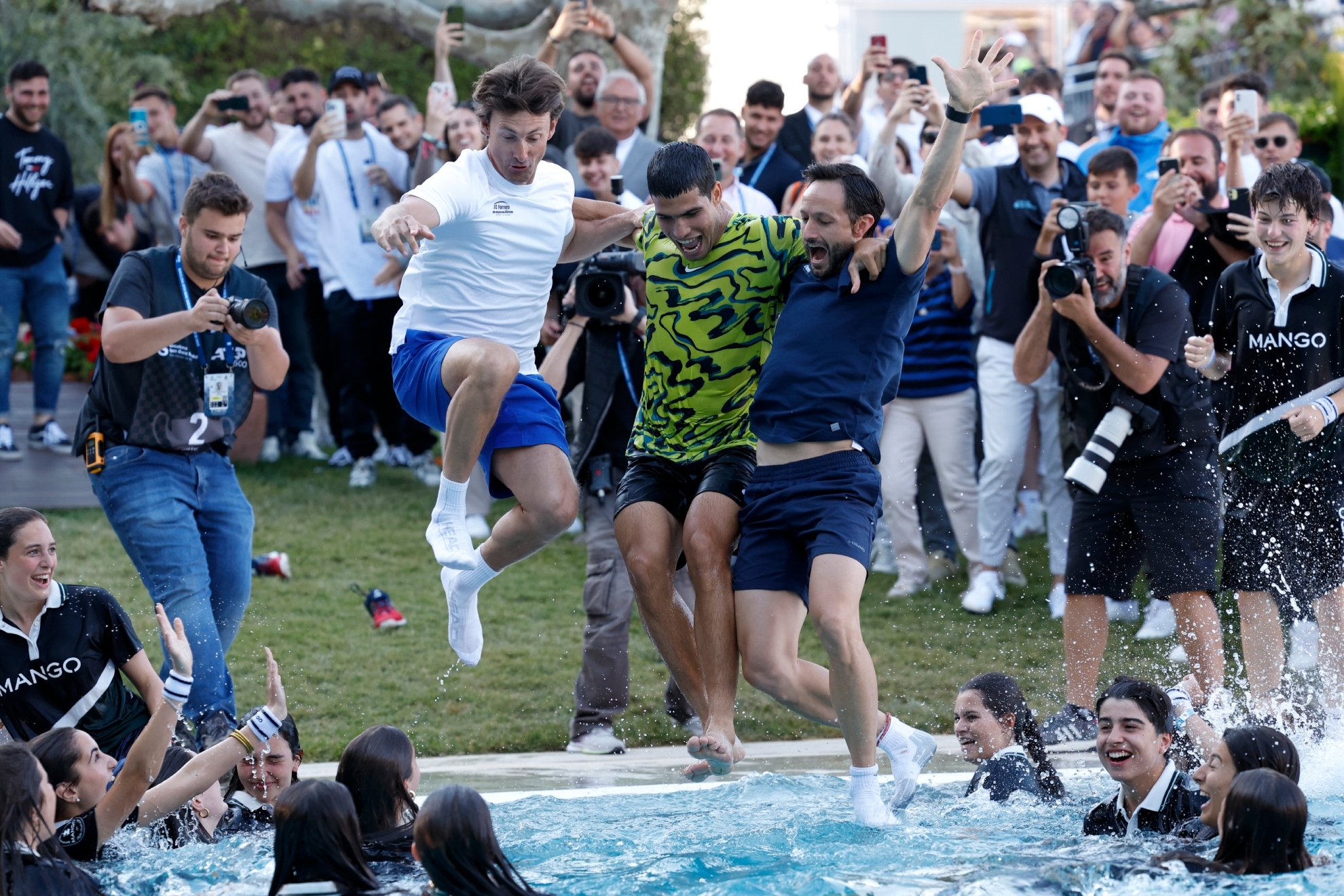 Alcaraz se tira a la piscina del RCT Barcelona junto a Ferrero y Juanjo Moreno