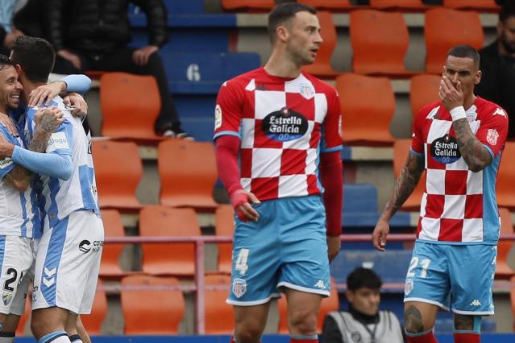 La tristeza de los jugadores del Lugo nada más encajar uno de los goles del Málaga.