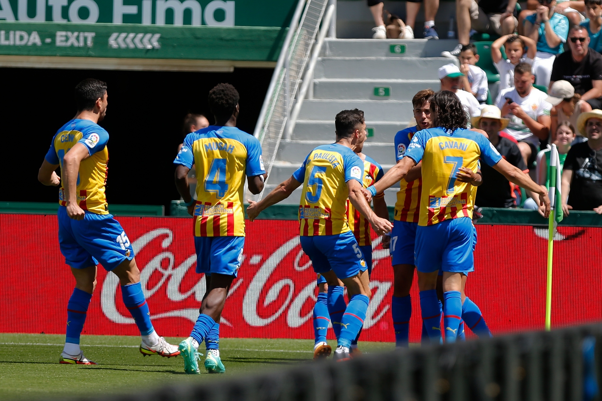 Los jugadores del Valencia celebran el gol de Lino