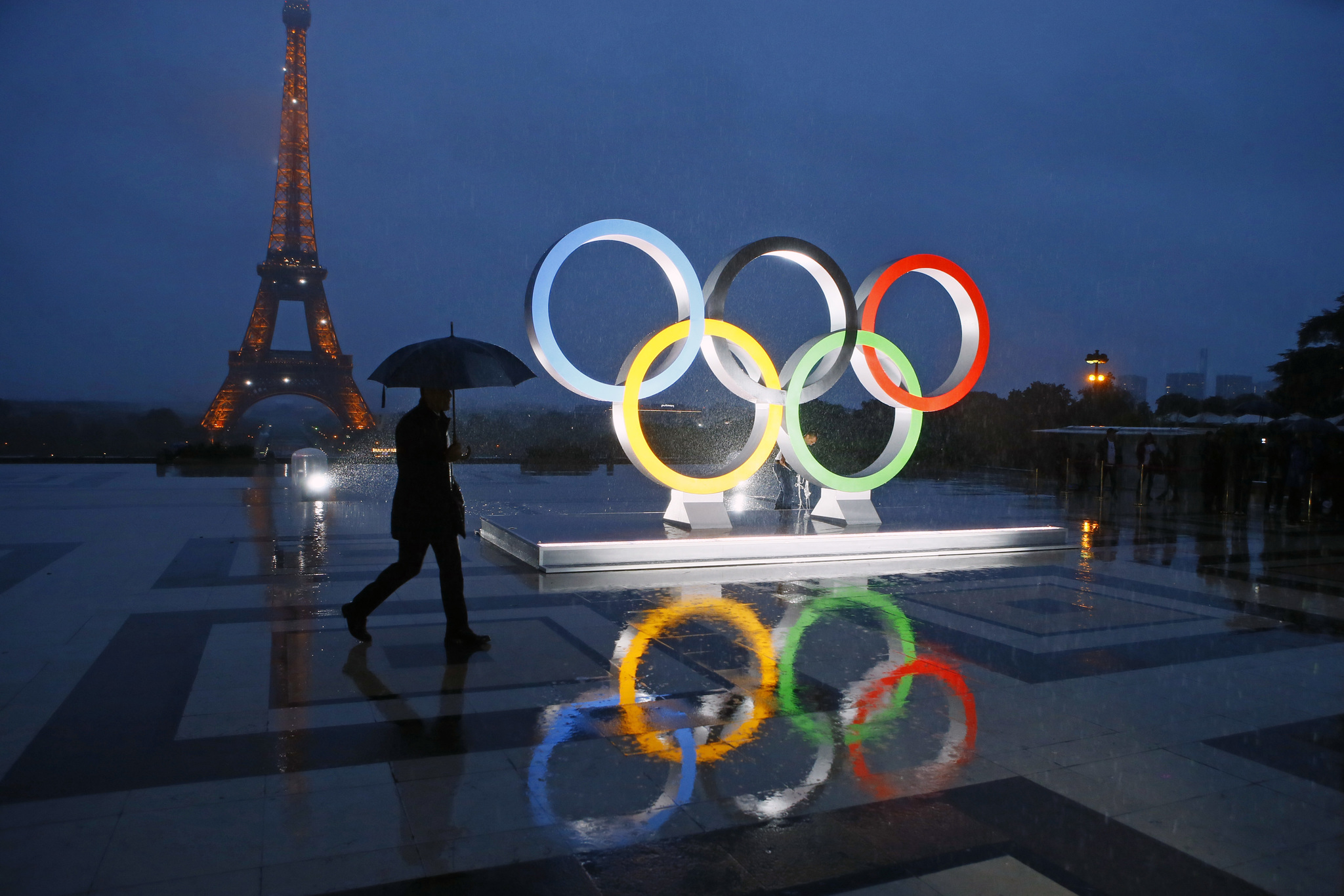 Los aros olímpicos en la plaza Trocadero frente a la Torre Eiffel, el miércoles 13 de septiembre de 2017, en lt;HIT gt;París lt;/HIT gt;. (AP Foto/Francois Mori, Archivo)
