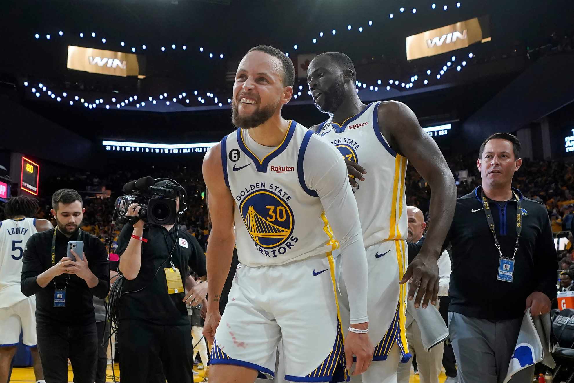 Steph Curry, with Draymond Green behind him, celebrates Golden State's 'W' against the Kings.