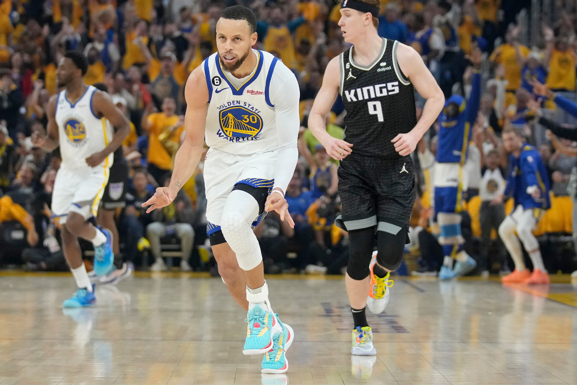 Stephen Curry dropped a team-high 32 points as the Warriors evened their series with the Kings.