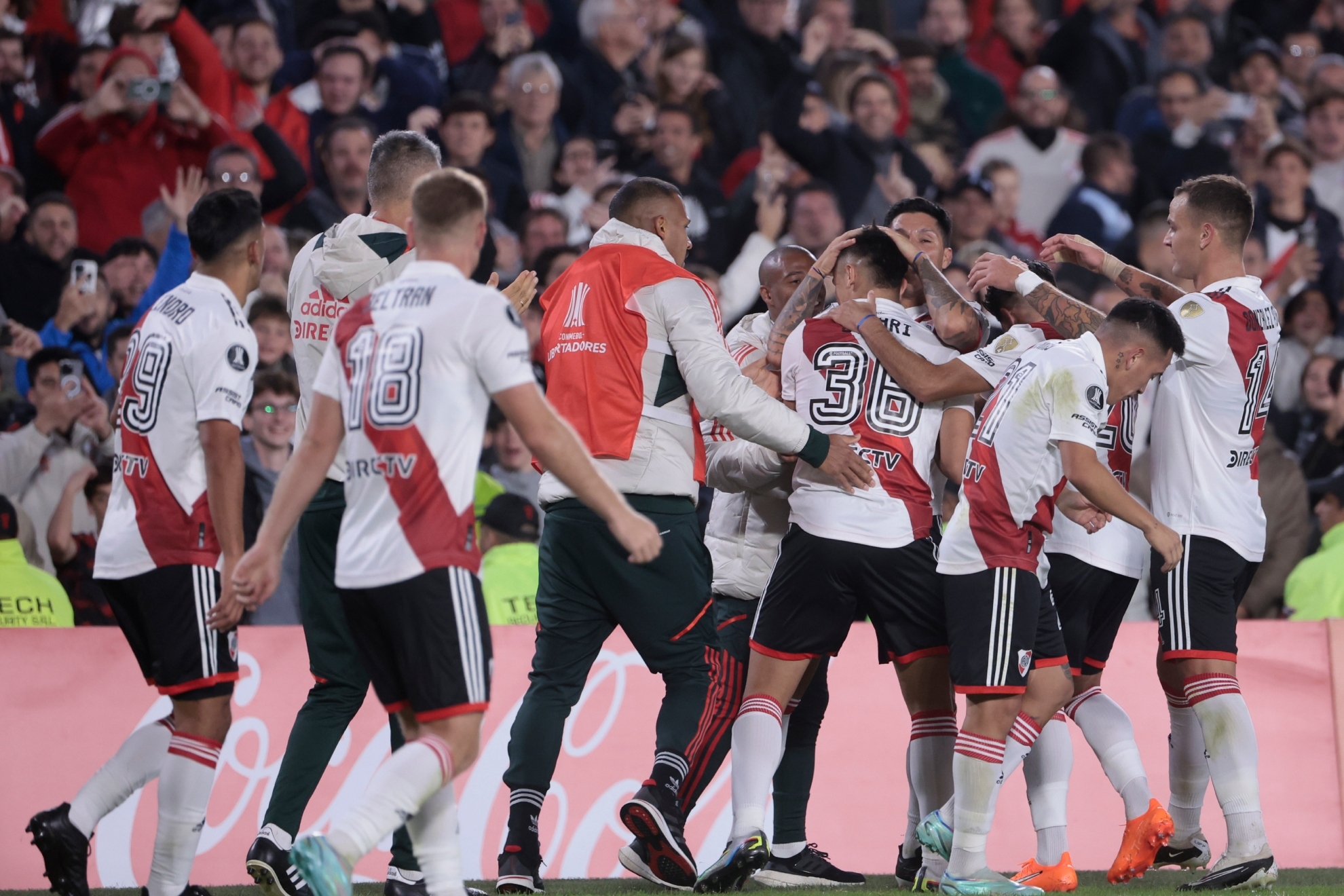 Los jugadores de River Plate celebran un gol.