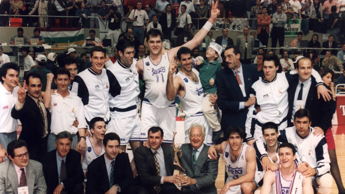El Real Madrid, celebrando la Euroliga de 1995 con Joe Arlauckas, Isma Santos y Zeljko Obradovic.