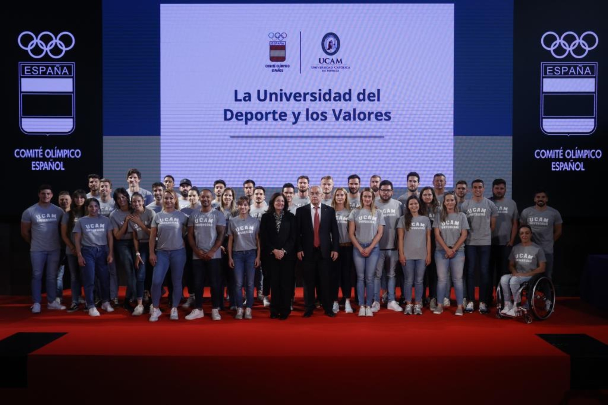 Foto de familia entre los deportistas españoles y la UCAM