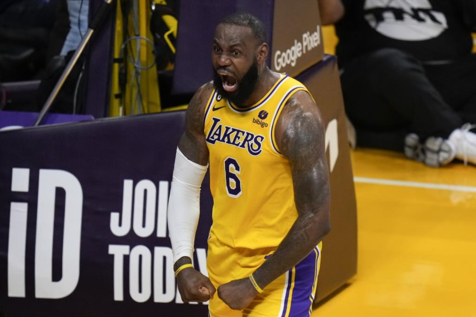 LeBron propulsa a los Lakers con un recital lleno de grandeza