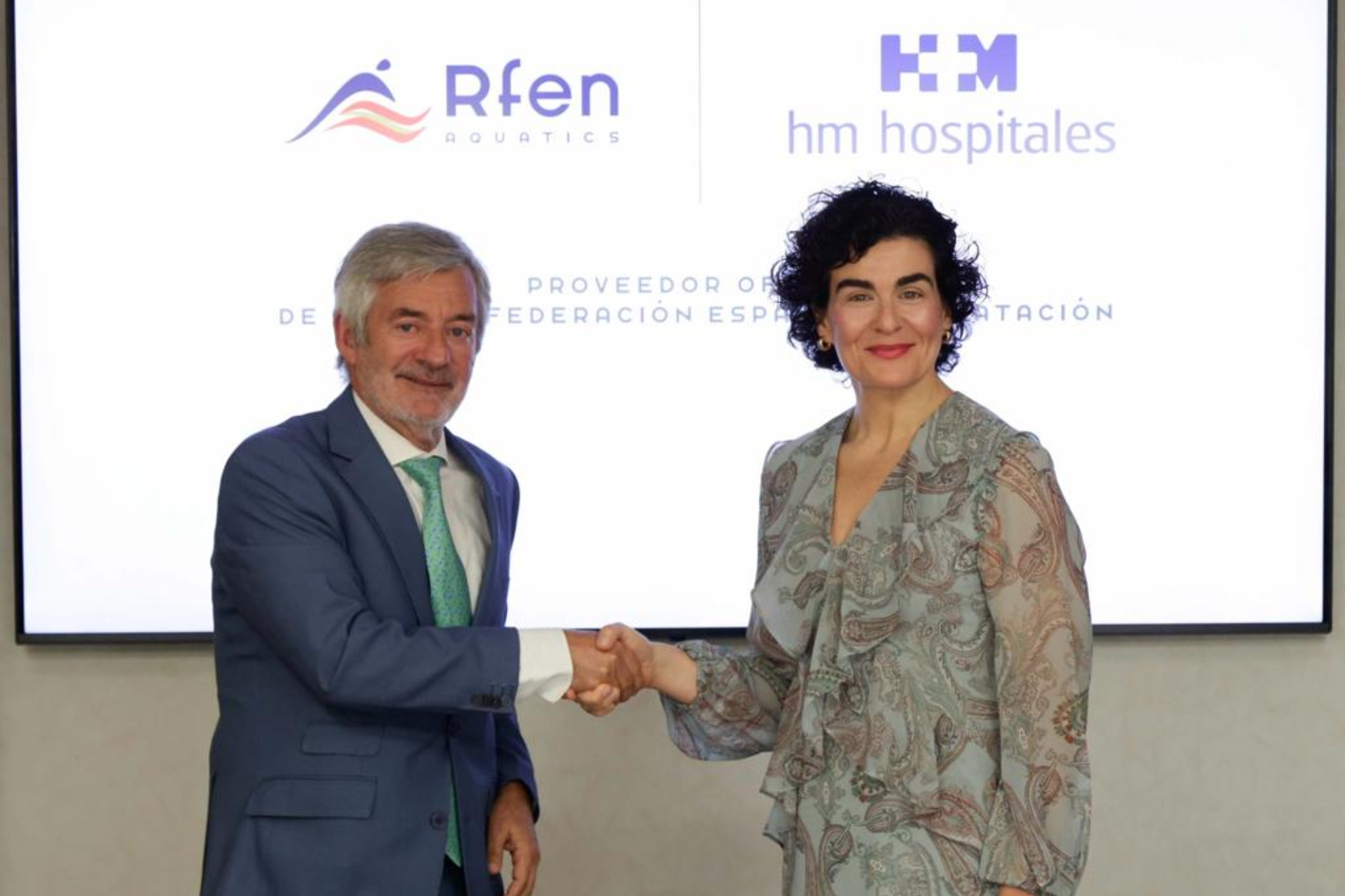 Fernando Carpena, presidente de la RFEN Aquatics, y la doctora Elena Abarca, vicepresidenta de HM Hospitales.