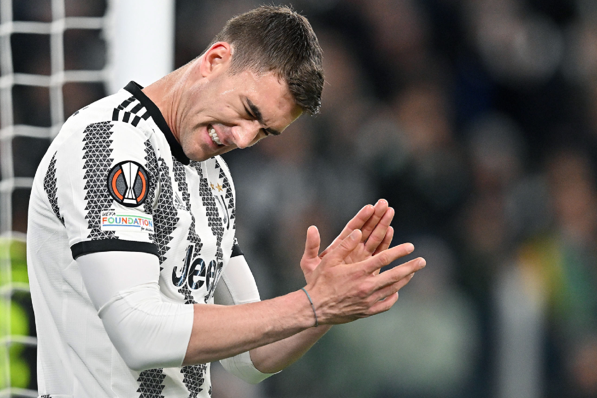 Vlahovic se lamenta en un partido con la Juventus esta temporada.