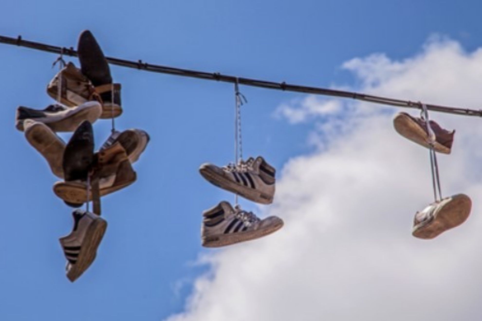 Shoefiti o la moda de colgar zapatos en los cables: La verdad detrs de esta extraa costumbre urbana