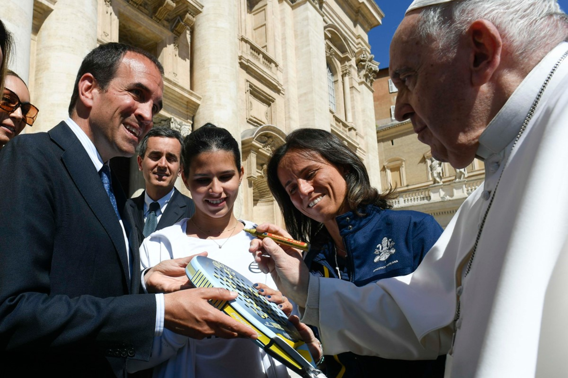El Papa Francisco, en el momento de firmar la pala.