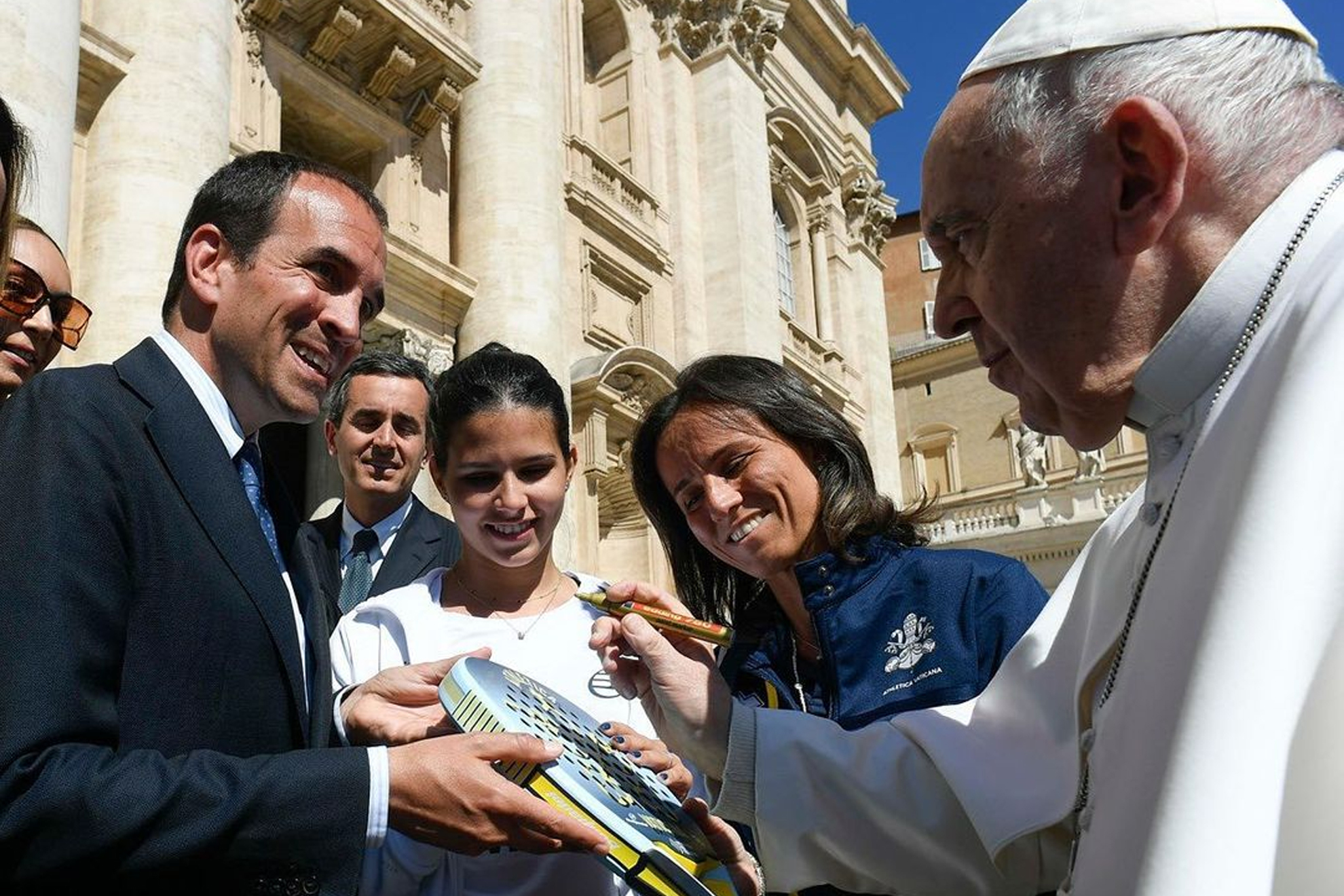 El Papa Francisco firma la 'Pala de la Solidaridad' en apoyo a 500 familias pobres