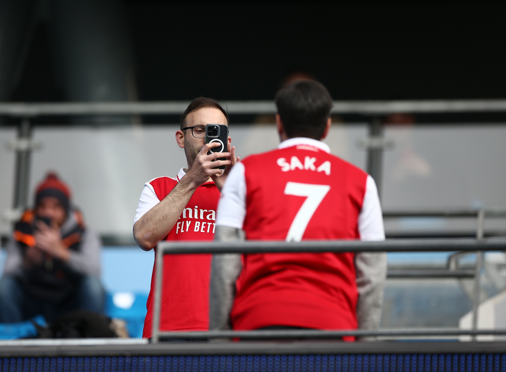 Aficionados del Arsenal, presentes hoy en el Etihad Stadium.