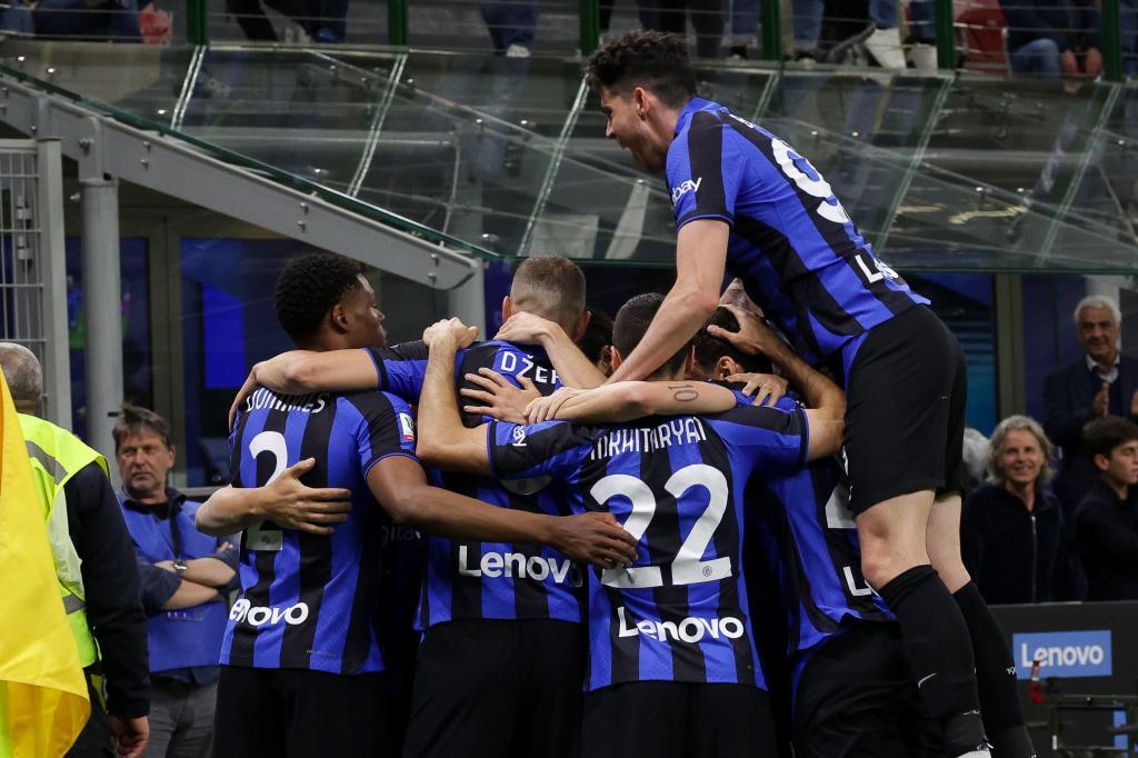 Los jugadores del Inter celebrando el tanto
