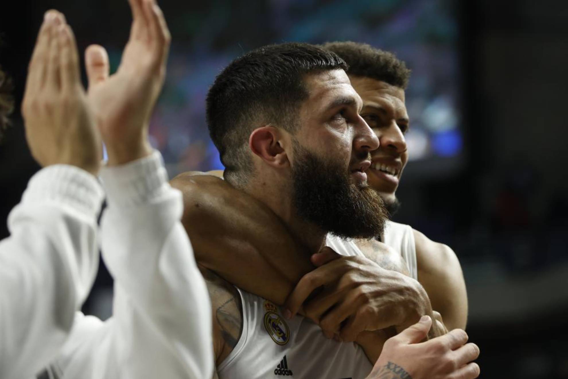 Vincent Poirier y Walter Tavares se retiran abrazados al vestuario tras un triunfo del Real Madrid.