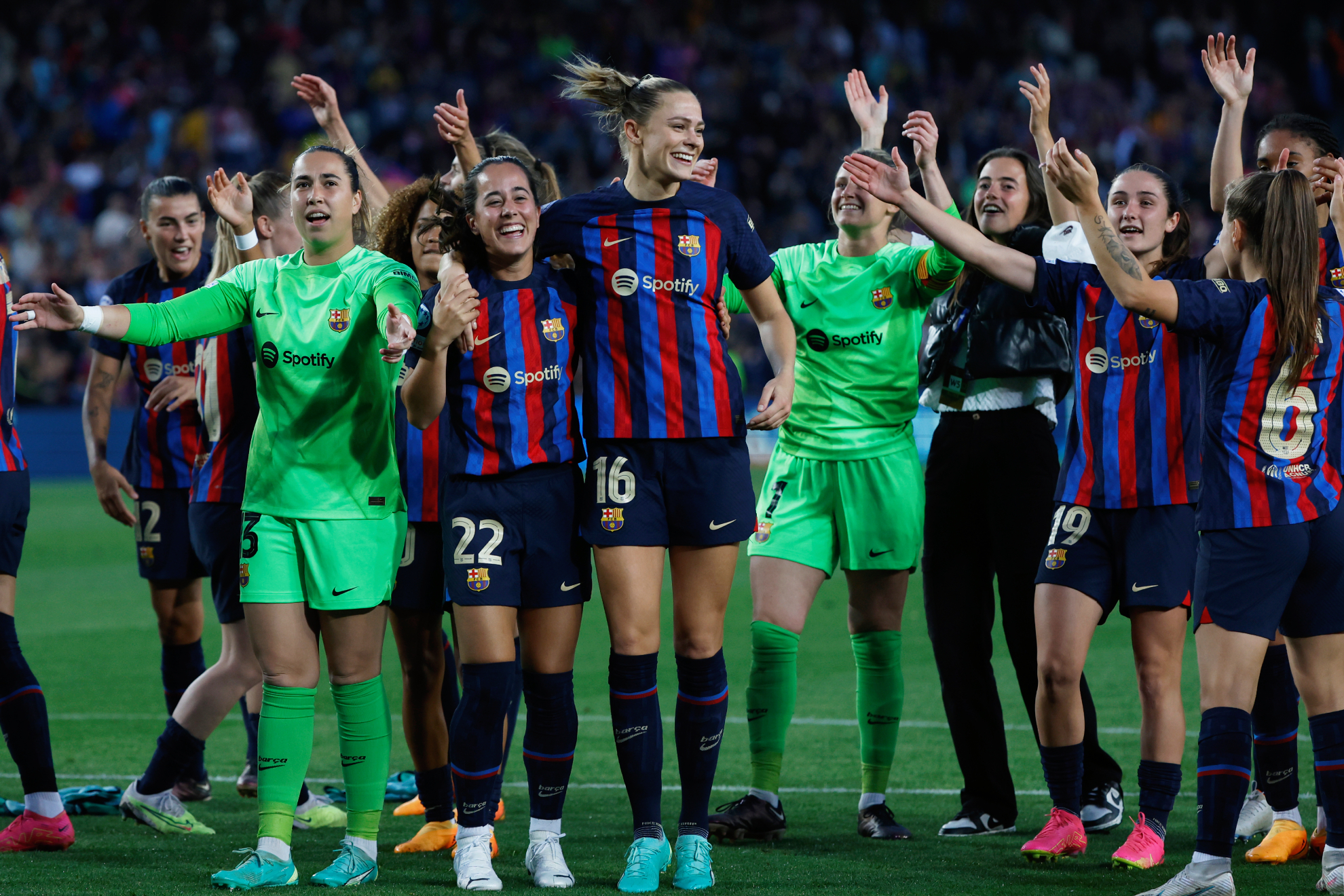 Las jugadoras del Barcelona celebran en el Camp Nou su pase a la final / LaPresse