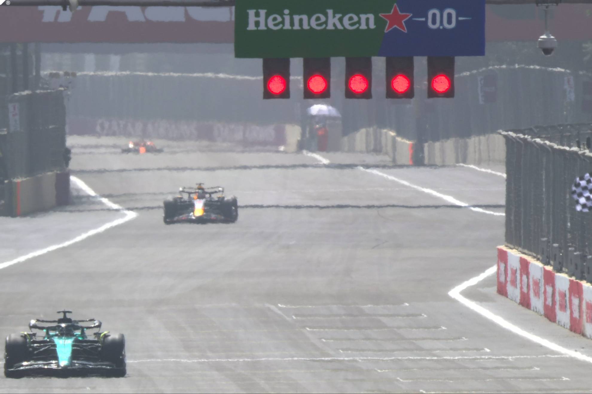 Verstappen y Stroll en la recta de meta en Bakú, durante los Libres 1.