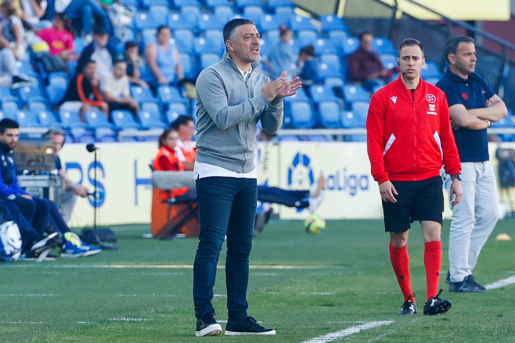 García Pimienta, en su área técnica, durante el partido ante el Levante.