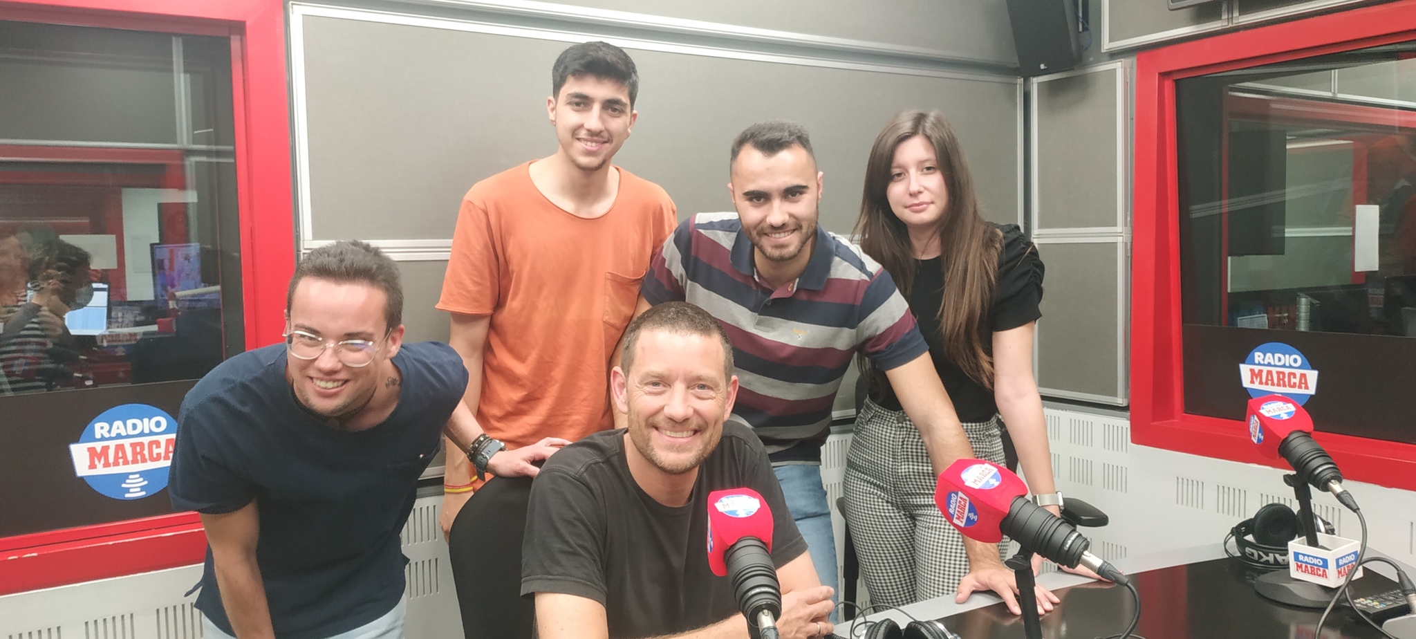 Matthieu Saglio con los estudiantes de periodismo que asistieron a su entrevista en La Deporteca/ Foto: @ladeporteca
