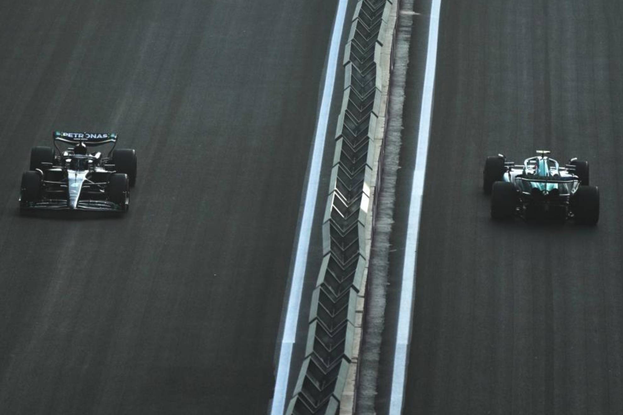 Alonso (der.) y Hamilton se cruzan en ambas rectas del circuito urbano de Bakú.
