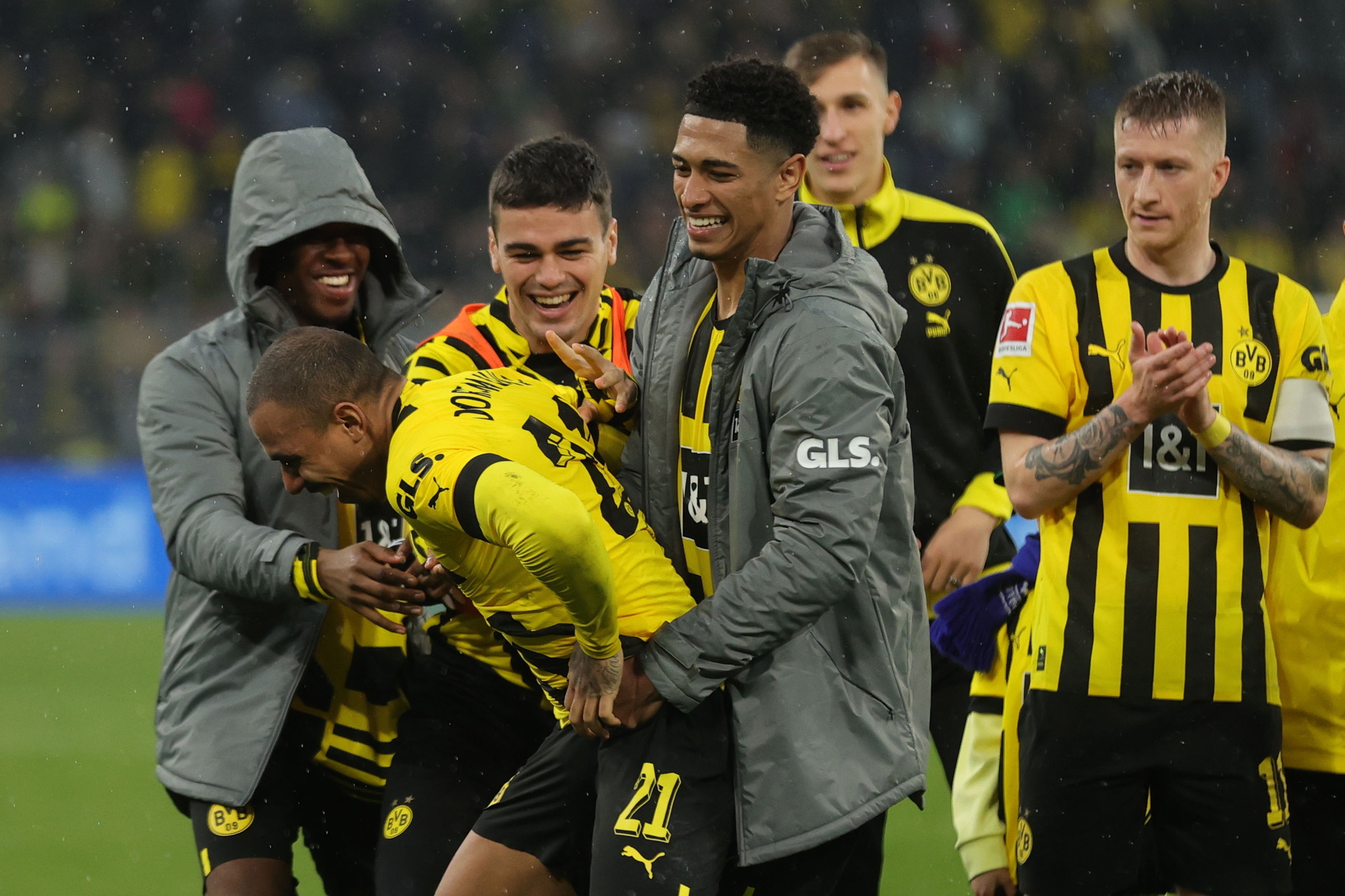 Los jugadores del Borussia Dortmund celebran la victoria frente al Eintracht.