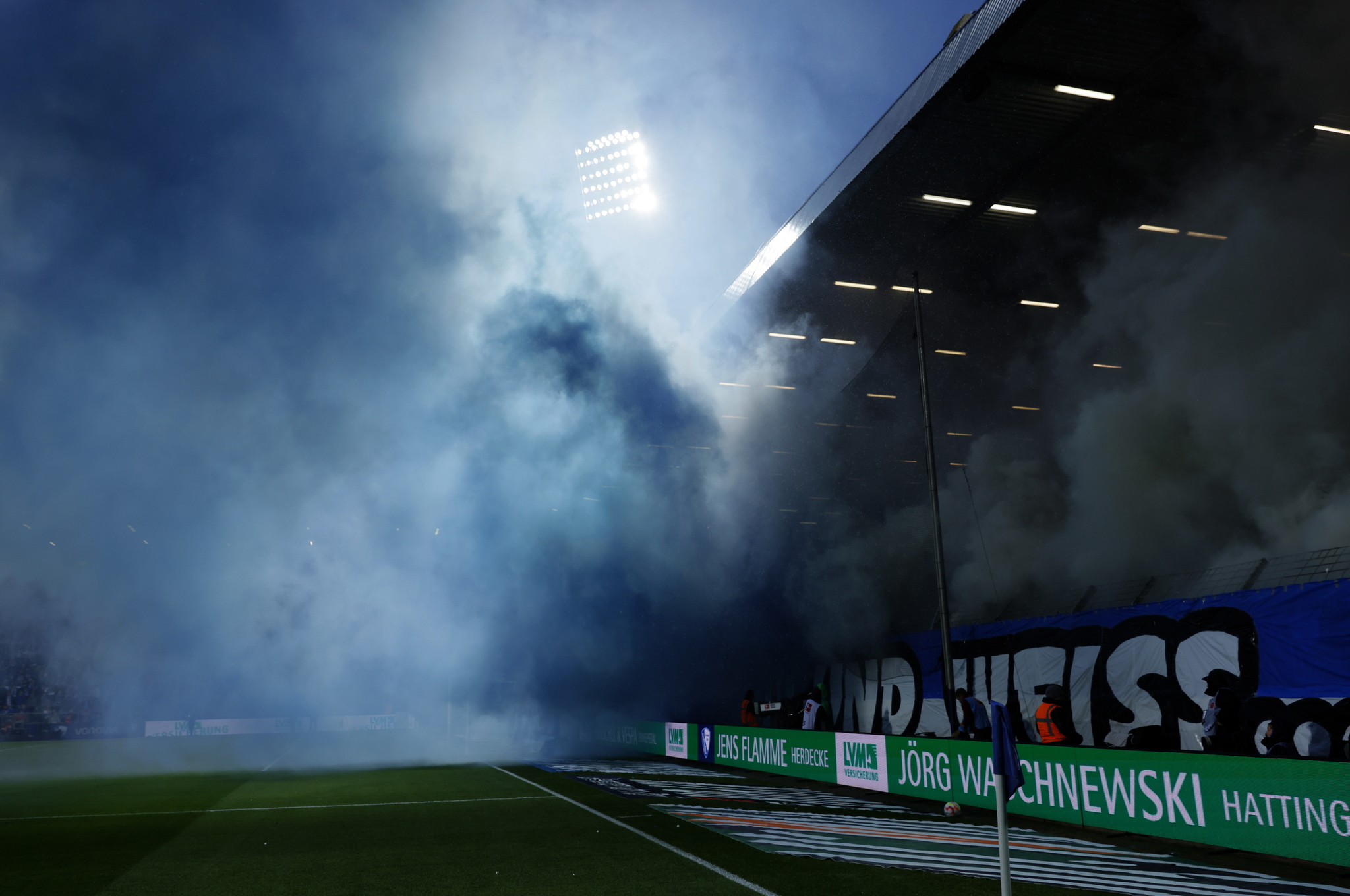 El humo de las bengalas, protagonista al inicio del partido.
