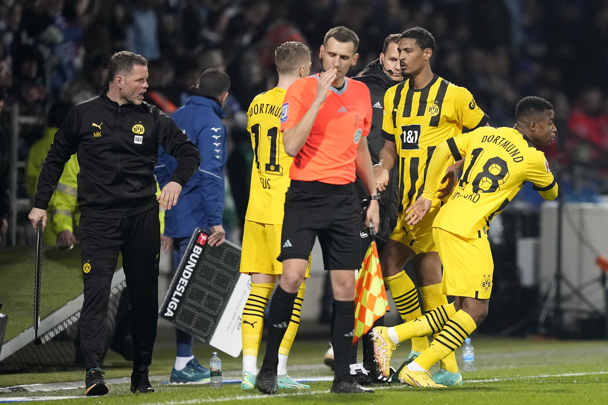 El Dortmund realiza cambios durante el partido.