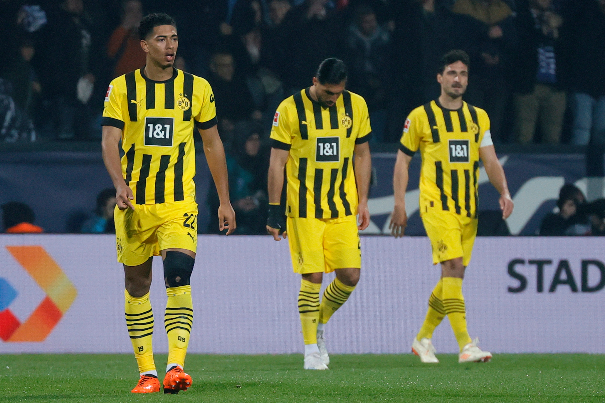 Los jugadores del Dortmund, cabizbajos tras encajar un gol.