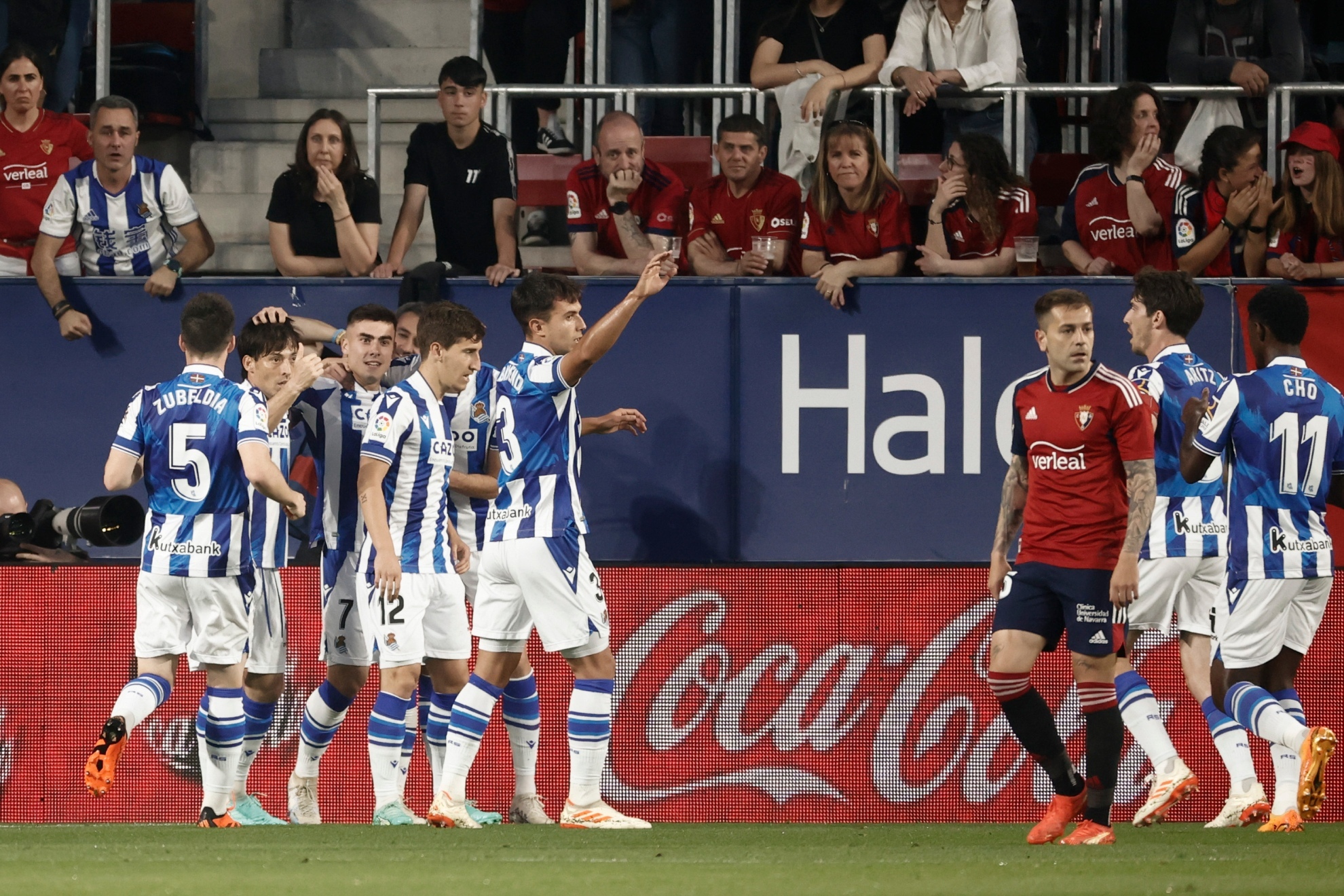 Los jugadores de la Real celebrando el primer gol en El Sadar.