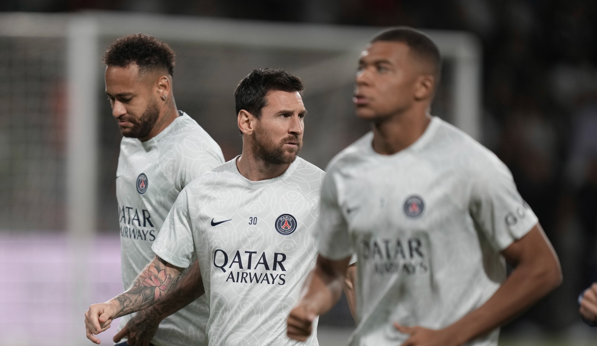 Messi, junto a Neymar y Mbapp�, en un partido ante el Lille tras un gol del argentino.
