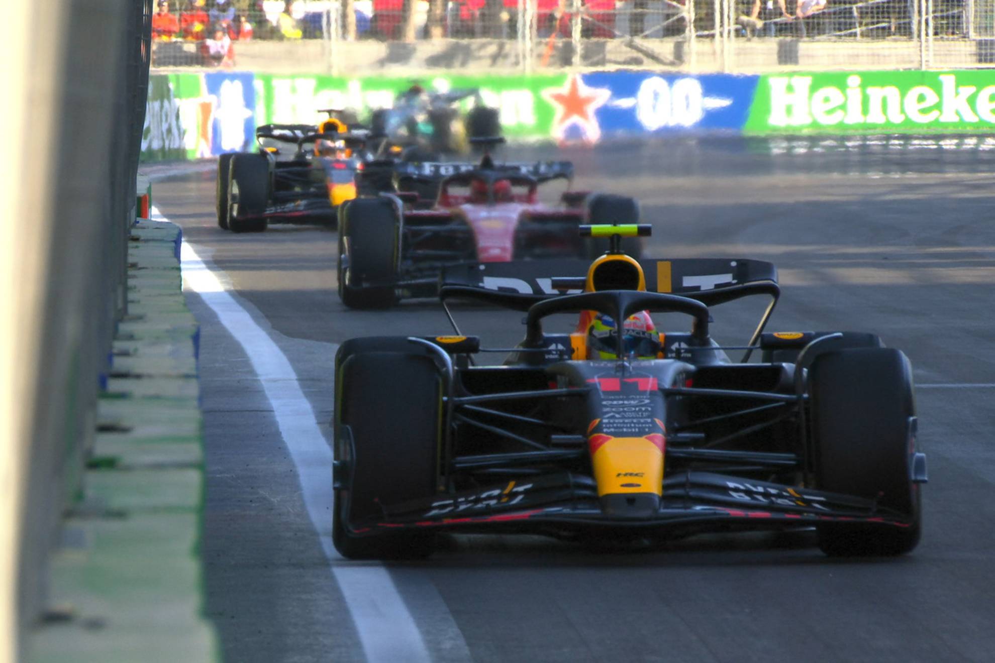 Checo, Leclerc y Verstappen en la carrera corta de Bakú.