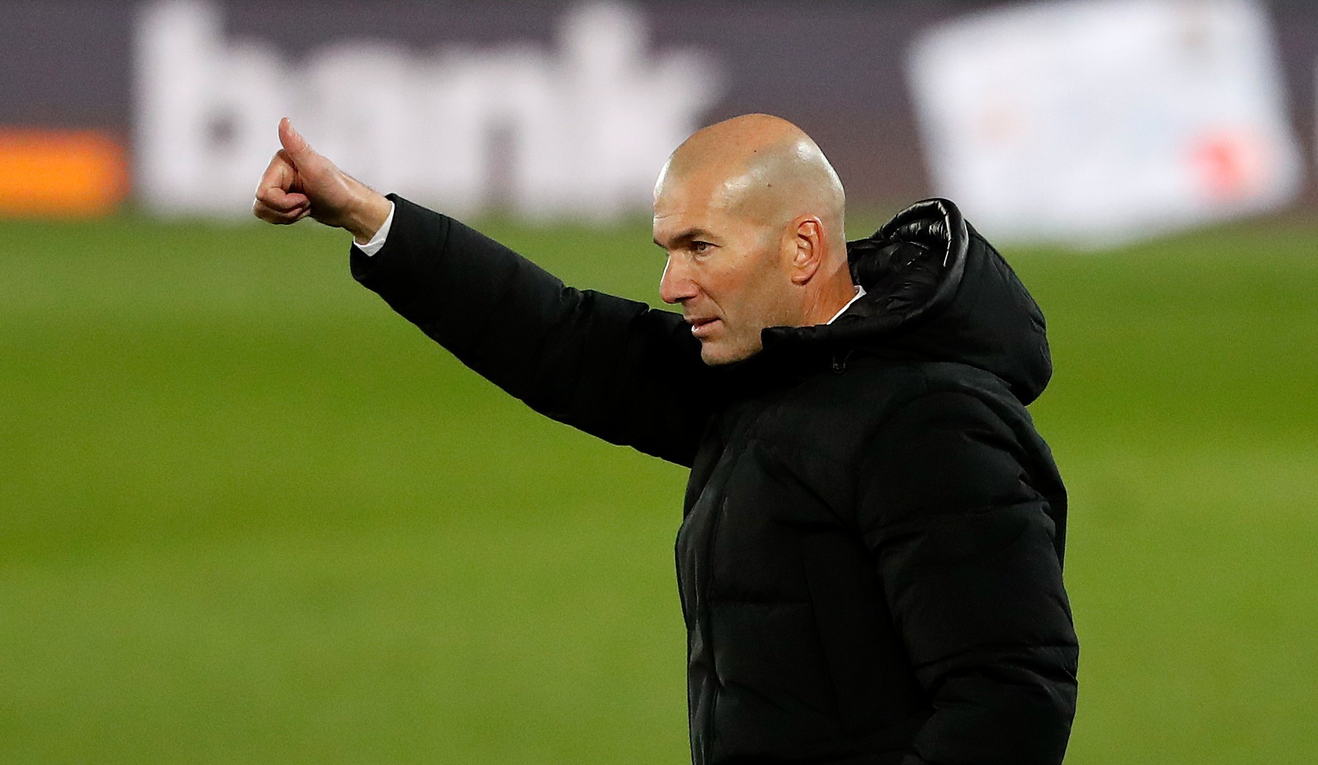 Zinedine Zidane, dando instruciones en un derbi ante el Atlético de Madrid.