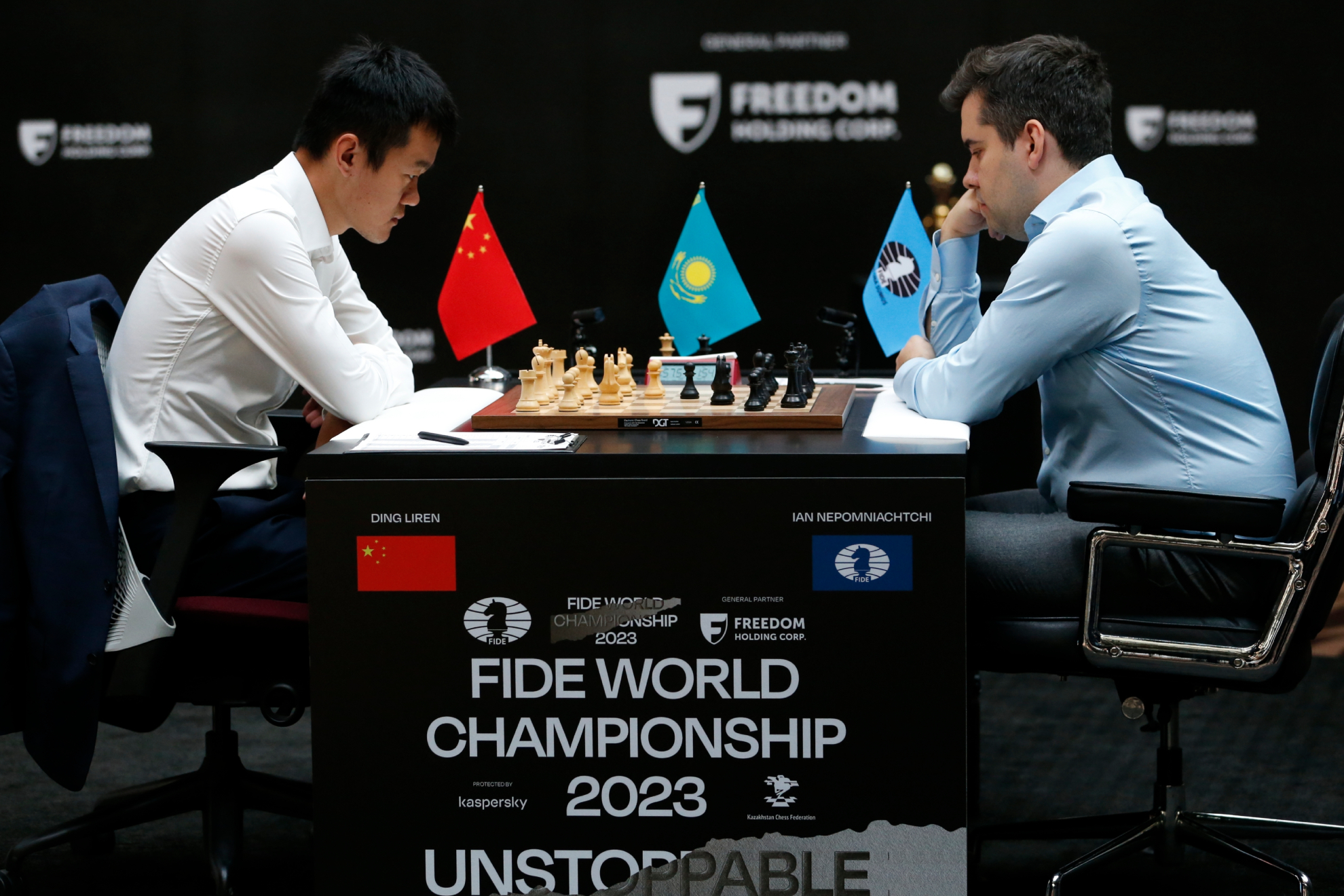 El chino Ding Liren y el ruso Ian Nepomniachtchi durante la decimocuarta y última partido del Mundial de ajedrez.