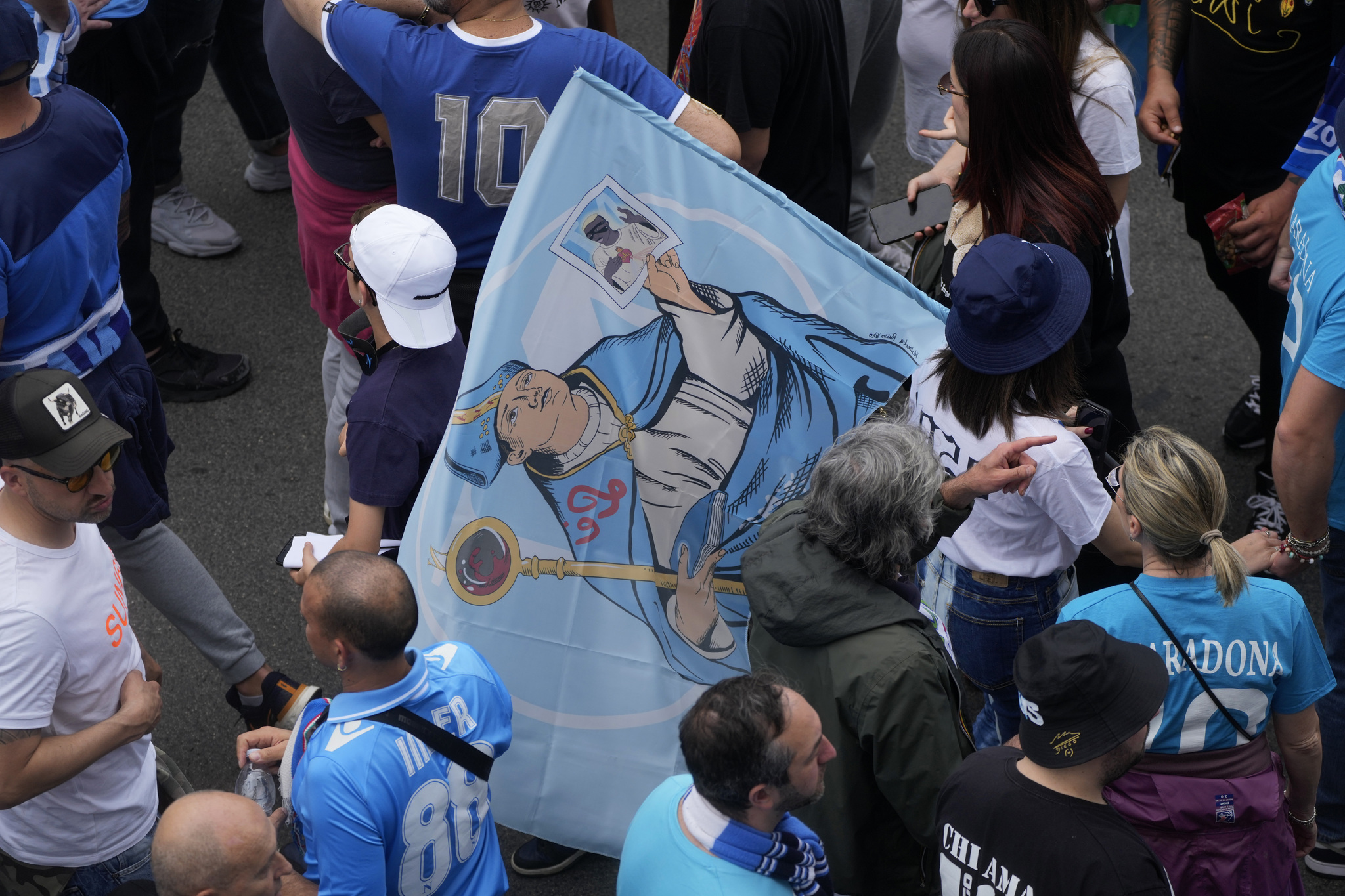 Aficionados con banderas de Maradona en la previa del partido.