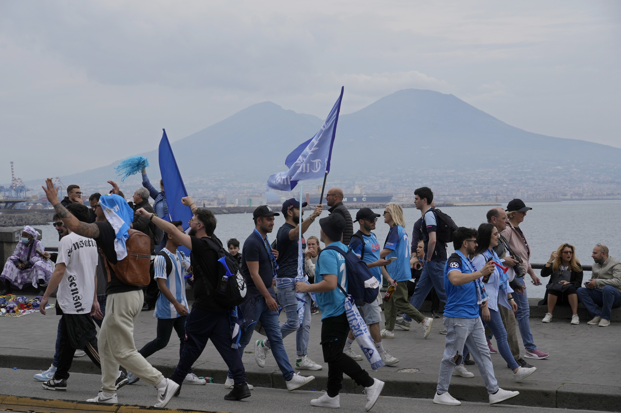 Aficionados del Napoli pasean por la ciudad.