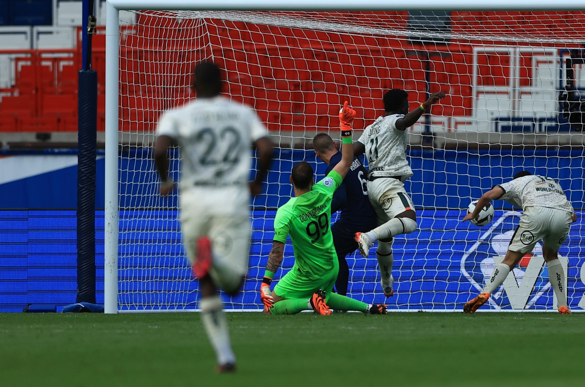 Bamba Dieng anota el tercer gol del Lorient en Pars