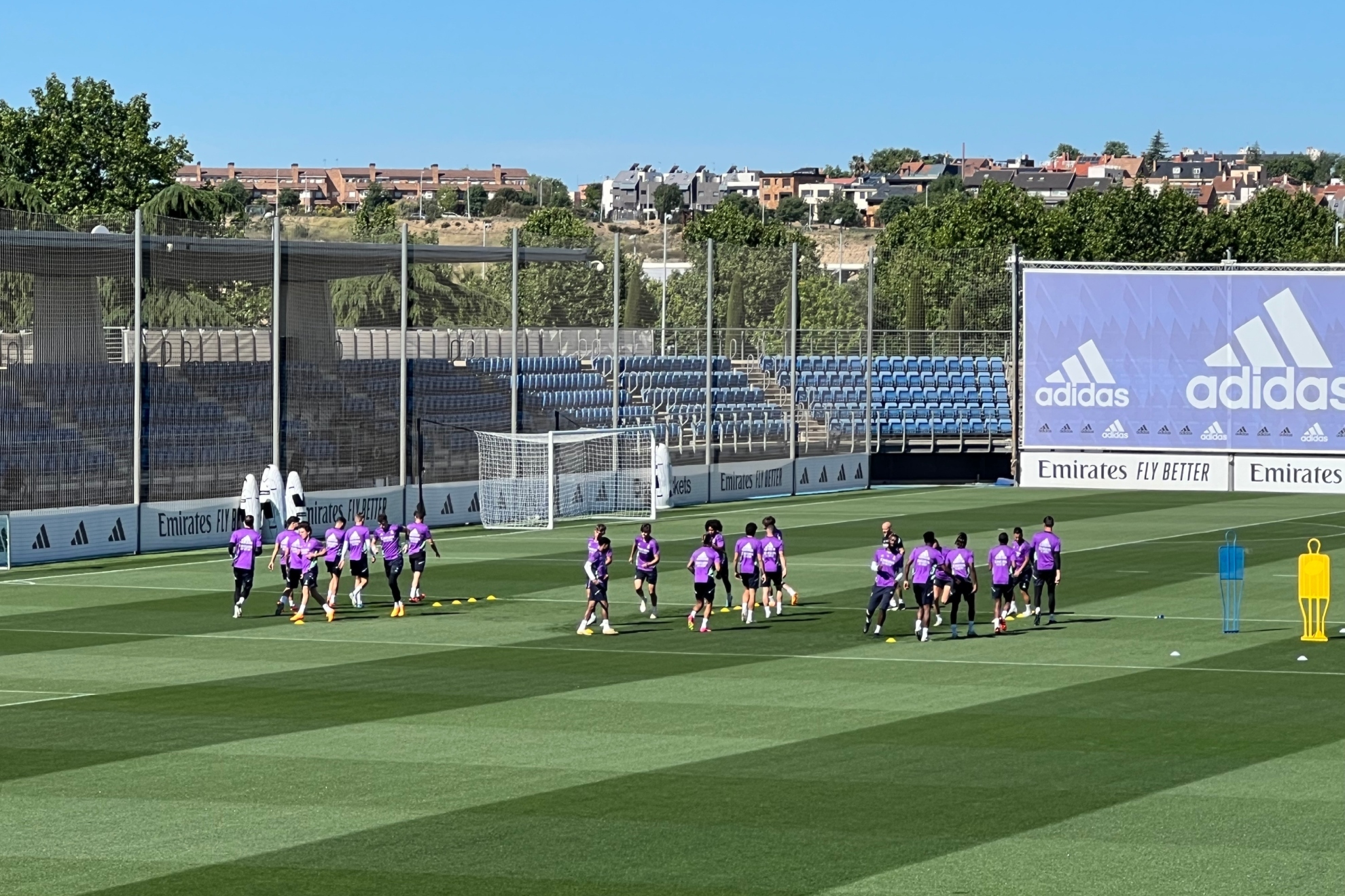 Los jugadores del Real Madrid, entrenándose hoy en Valdebebas.