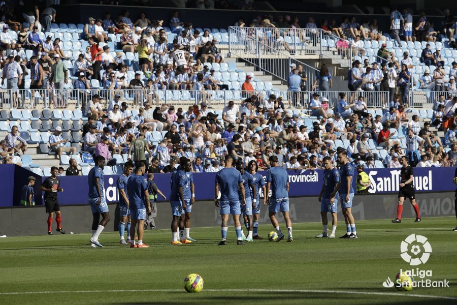 Los jugadores del Málaga calientan antes del partido.