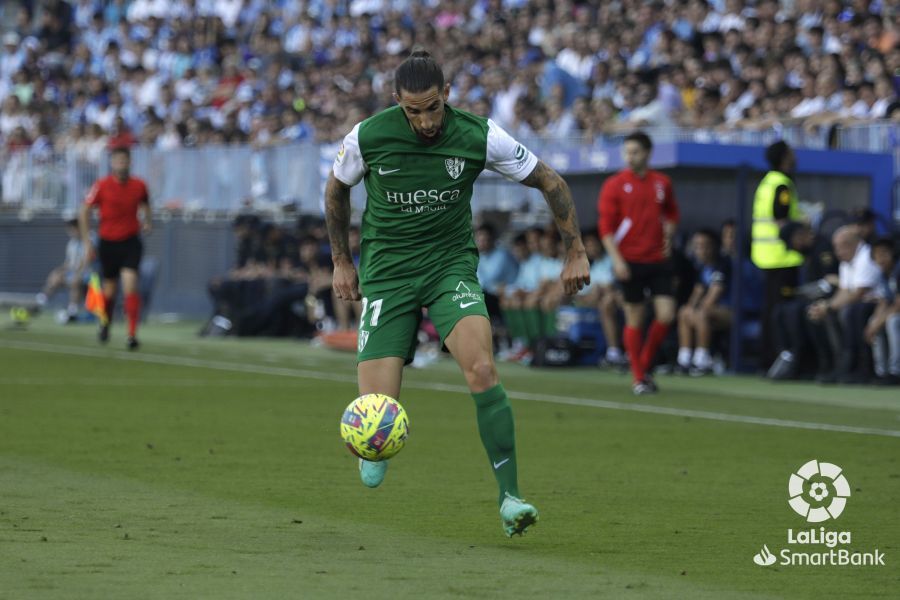 Marc Mateu controla un balón ante el Málaga.