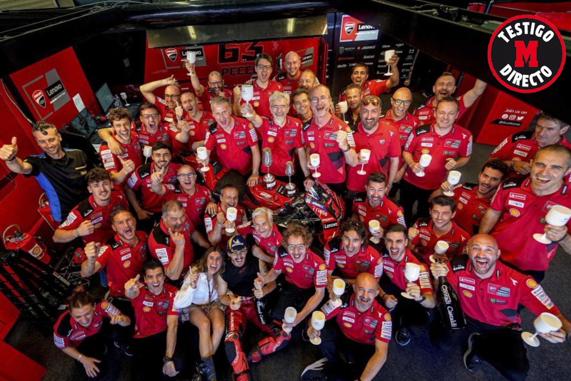 Tardozzi, junto a Bagnaia y el equipo celebrando la victoria en Jerez.