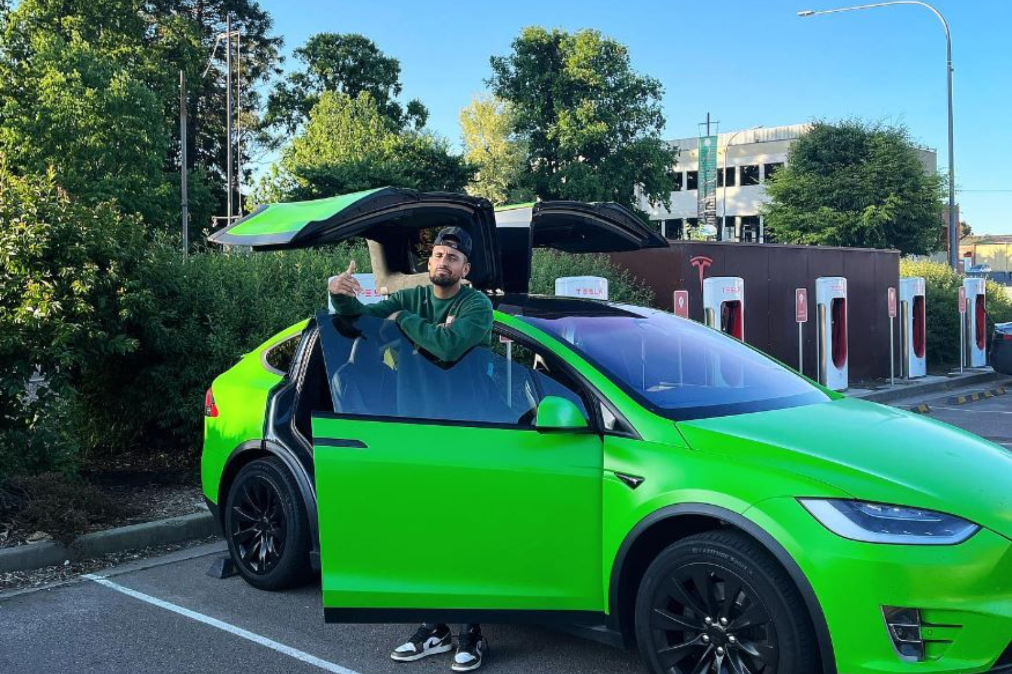 Nick Kyrgios, con su Tesla verde.