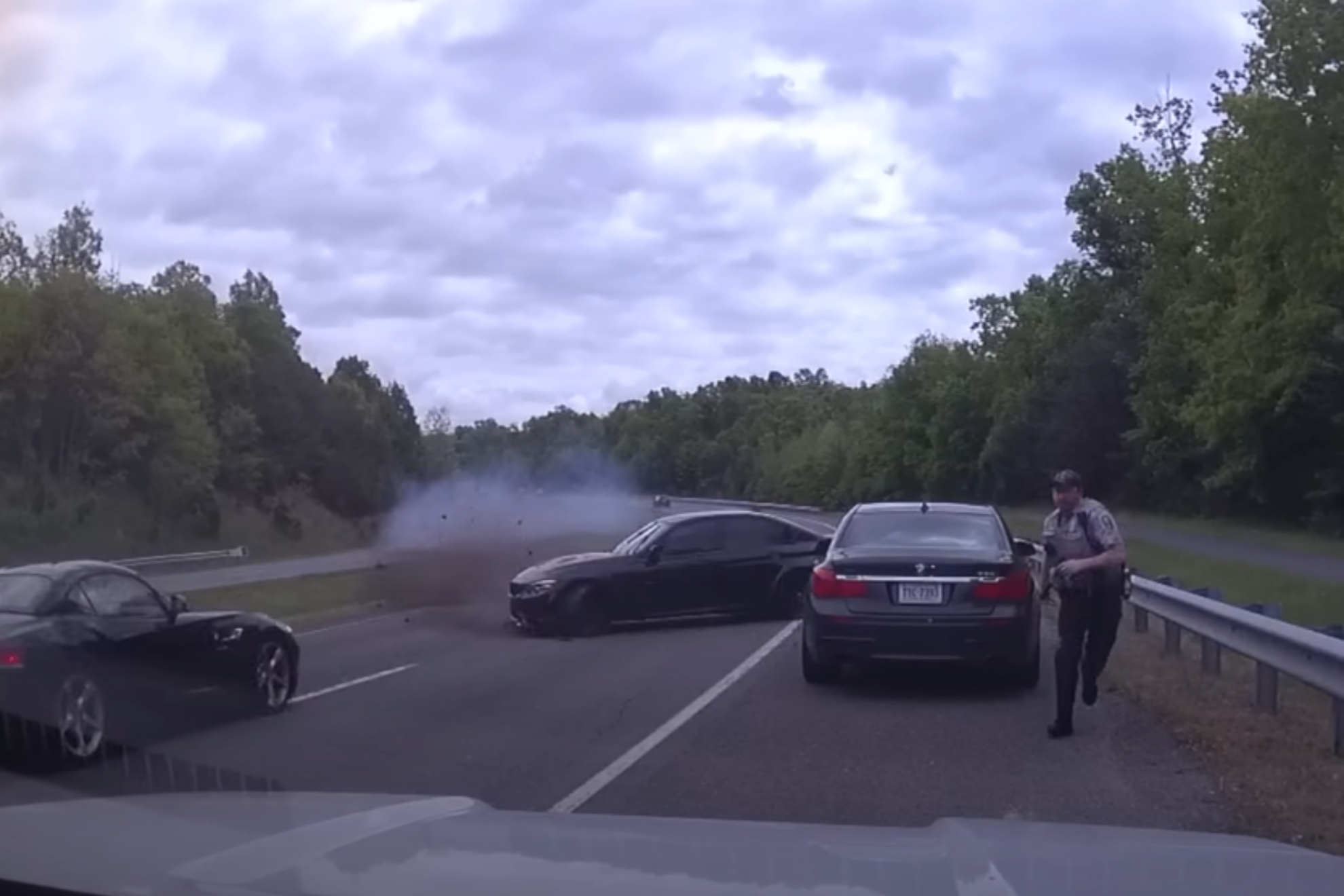 Milagro en la autopista: un policía de tráfico vuelve a nacer tras escapar de este brutal accidente
