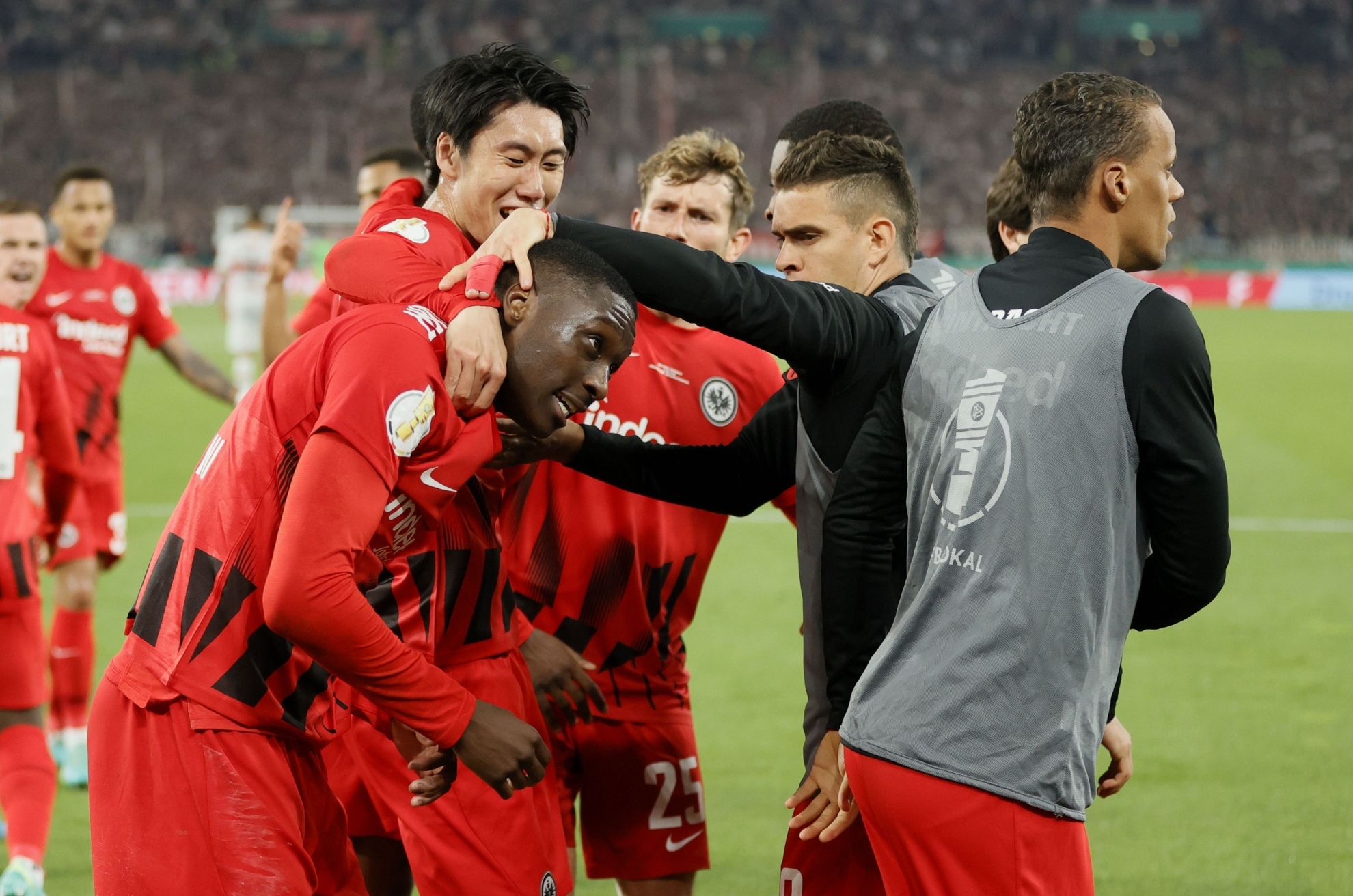 Los jugadores del Eintracht celebran el gol de Kolo Muani