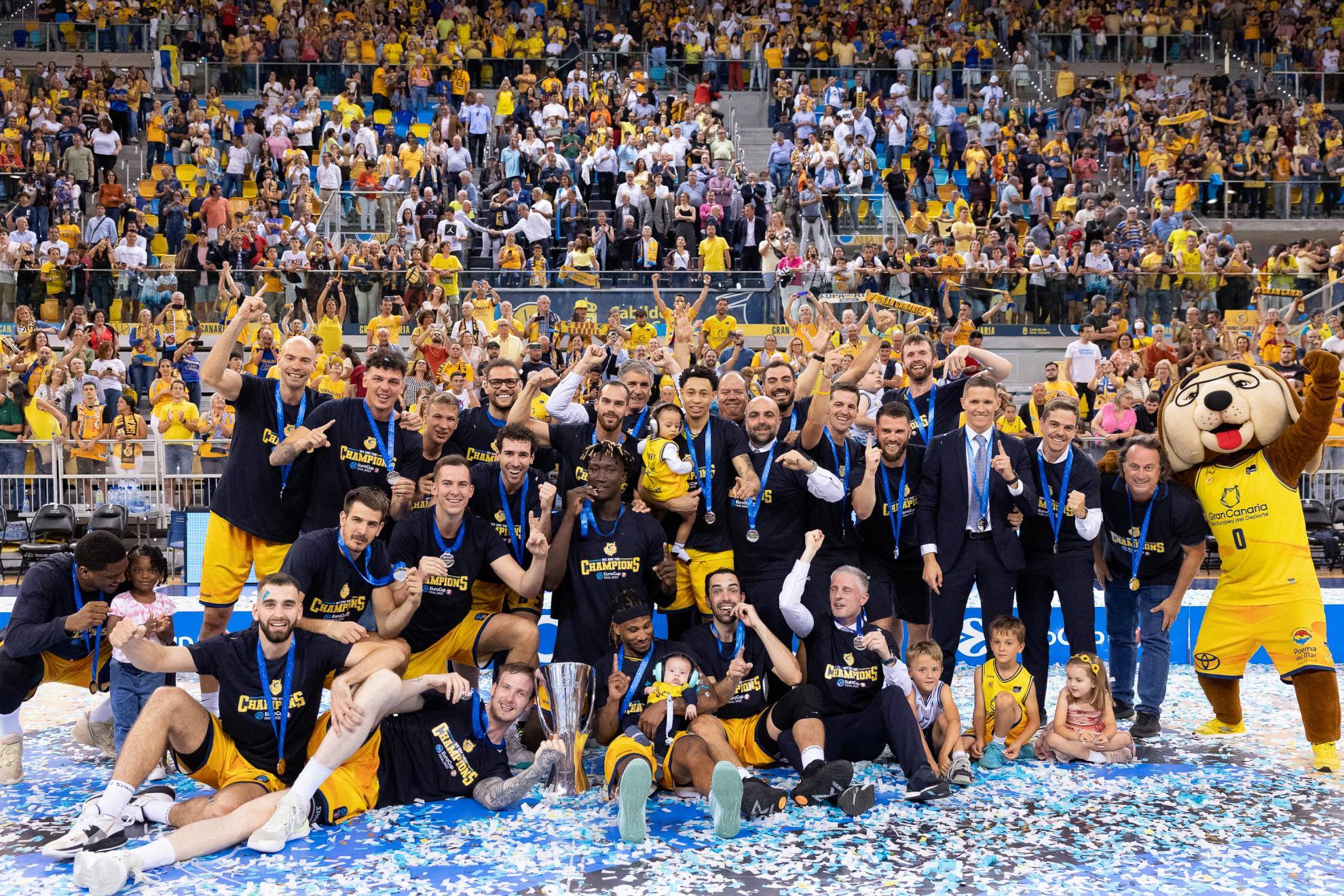 Los jugadores del Gran Canaria celebran la consecución de la Eurocup.