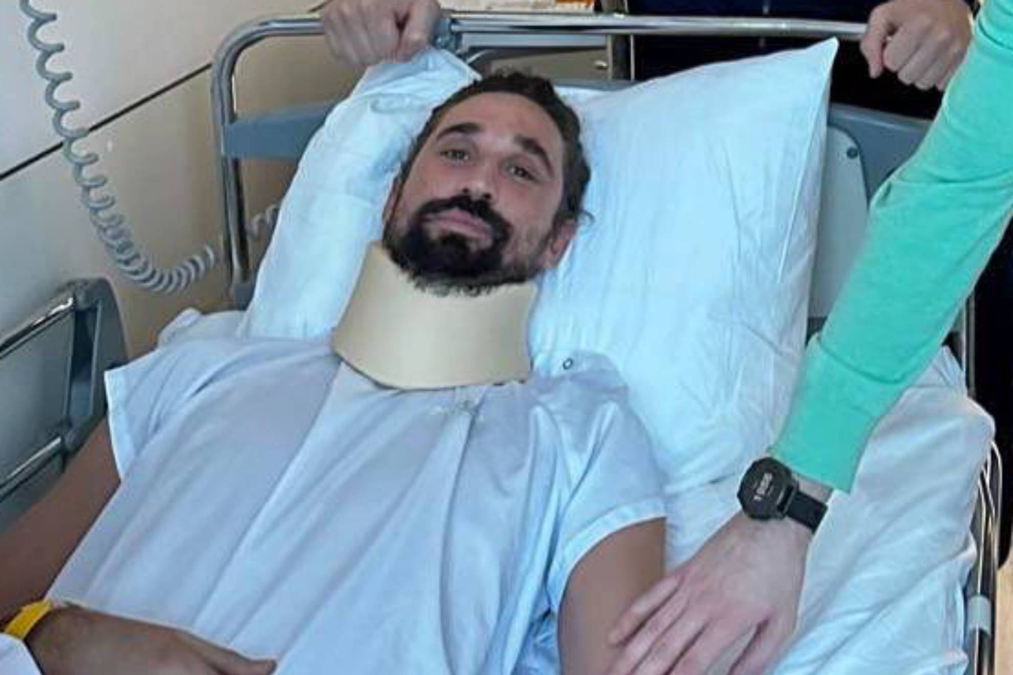 Primeras imágenes de Alexey Shved tras el "ataque de un hooligan" que le provocó una "grave lesión en la cabeza"